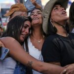 Lágrimas de alegria quando os reféns israelenses vivos são devolvidos