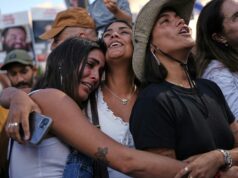 Lágrimas de alegria quando os reféns israelenses vivos são devolvidos Lágrimas de alegria quando os reféns israelenses vivos são devolvidos