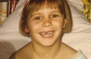 Laine morreu de complicações causadas pelo sarampo. Antivaxxers apareceram em seu funeral Laine Bradley contraiu sarampo quando era bebê, durante uma viagem a Sydney.