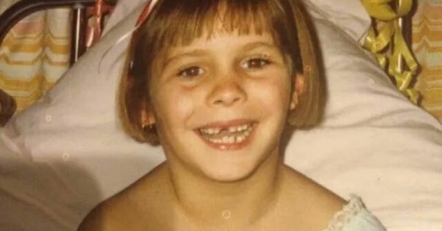 Laine Bradley contraiu sarampo quando era bebê, durante uma viagem a Sydney.