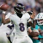 Lamar Jackson domina em troca com noite de 4-TD enquanto Ravens derrota Dolphins