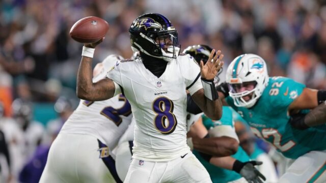 Lamar Jackson domina em troca com noite de 4-TD enquanto Lamar Jackson domina em troca com noite de 4-TD enquanto Ravens derrota Dolphins