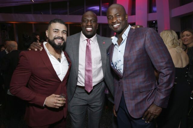 Estrela da WWE Andrade com Titus Oneil