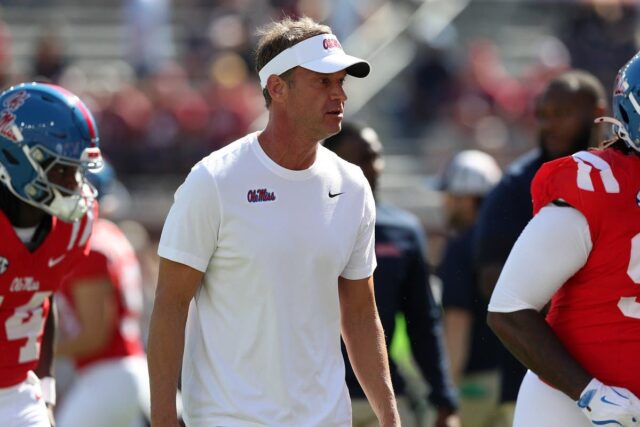 Lane Kiffin compartilha sua mensagem para Ole Miss Athletes sobre ole miss coach lane kiffin with players