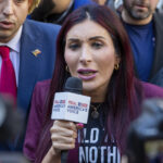 Laura Loomer chega com o ex -presidente do candidato presidencial republicano, Donald Trump, no Aeroporto Internacional da Filadélfia, terça -feira, 10 de setembro de 2024, na Filadélfia, para o debate presidencial. (AP Photo/Chris Szagola)