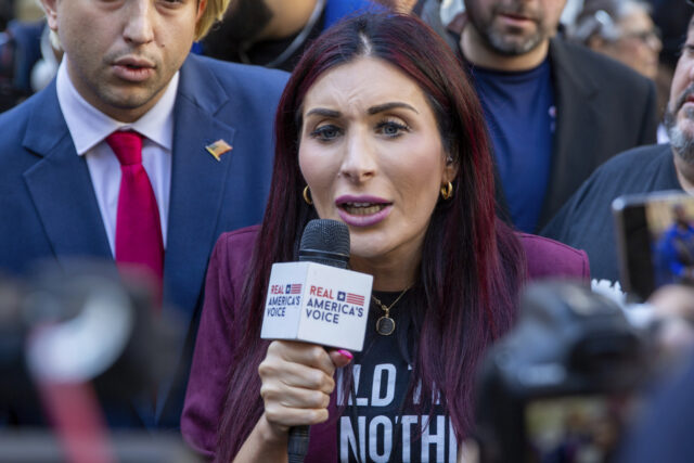 Laura Loomer chega com o ex -presidente do candidato presidencial republicano, Donald Trump, no Aeroporto Internacional da Filadélfia, terça -feira, 10 de setembro de 2024, na Filadélfia, para o debate presidencial. (AP Photo/Chris Szagola)