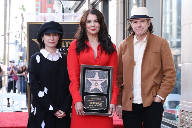 Lauren Graham se reúne com o elenco de 'Gilmore Girls' para a Walk Walk of Fame Star: “Isso é tão avassalador”

