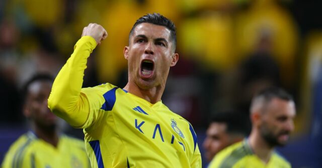 RIYADH, ARÁBIA SAUDITA - 03 DE FEVEREIRO: Cristiano Ronaldo do Al Nassr comemora depois de marcar o terceiro gol de sua equipe durante a partida Elite da Liga dos Campeões da AFC entre Al-Nassr e Al Wasl no King Saud University Stadium em 03 de fevereiro de 2025 em Riade, Arábia Saudita. (Foto de Al Nassr FC/Al Nassr FC via Getty Images)