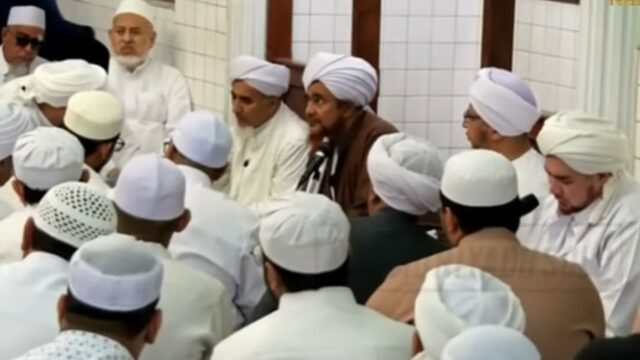 Lendo regularmente o Ayat Kursi após a oração, Habib Umar: Sua distância do Céu é apenas a morte 

