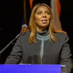 A procuradora-geral de Nova York, Letitia James, discursando em um comício de campanha.