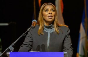 Letitia James indiciada está abrigando sobrinha-neta ‘fugitiva’ em sua casa na Virgínia: relatório A procuradora-geral de Nova York, Letitia James, discursando em um comício de campanha.
