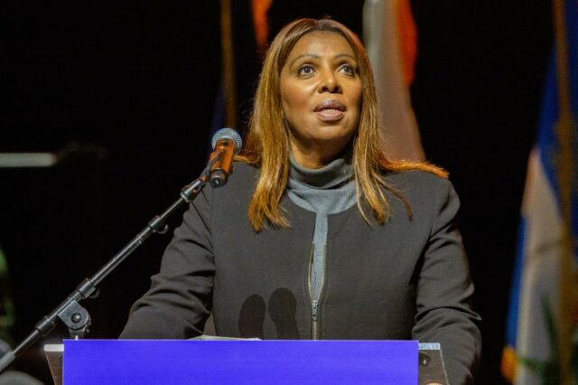 A procuradora-geral de Nova York, Letitia James, discursando em um comício de campanha.