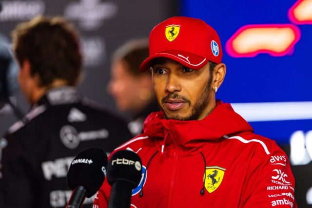 Lewis Hamilton compartilha uma intrincada homenagem de LEGO dedicada a Roscoe 

