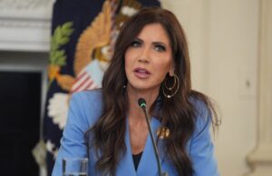 Lista de verificação completa de aeroportos que se recusam a programar o videoclipe de fechamento de Kristi Noem Homeland Security Secretary Kristi Noem speaks during a roundtable meeting with President Donald Trump on antifa in the State Dining Room at the White House, Wednesday, October 8, 2025, in Washington.