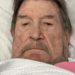 Locutor veterano Derryn Hinch hospitalizado após queda