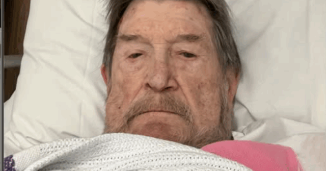 Locutor veterano Derryn Hinch hospitalizado após queda


