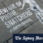 Policiais revistam uma loja de telefones usados ​​no norte de Londres no mês passado.