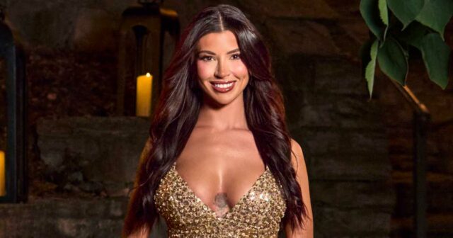 Love Is Blind's Ali pisca em um vestido de festa Love-Is-Blind-Ali-Season_9_Reunion_Teaser__Love_Is_Blind_n_00_00_12_19RC