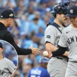Um Luke Weaver desanimado caminha até o abrigo depois de ser retirado do jogo no sétimo turno da derrota por 10-1 dos Yankees para o Blue Jays no jogo 1 do ALDS em 4 de outubro de 2025.