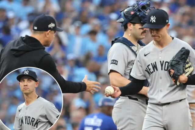 Um Luke Weaver desanimado caminha até o abrigo depois de ser retirado do jogo no sétimo turno da derrota por 10-1 dos Yankees para o Blue Jays no jogo 1 do ALDS em 4 de outubro de 2025. 