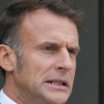 O presidente francês Emmanuel Macron espera pelo príncipe herdeiro da Jordânia, Hussein, no Palácio Presidencial do Eliseu, quarta-feira, 8 de outubro de 2025, em Paris. (Foto AP/Michel Euler)