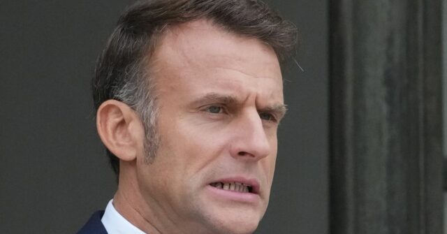 O presidente francês Emmanuel Macron espera pelo príncipe herdeiro da Jordânia, Hussein, no Palácio Presidencial do Eliseu, quarta-feira, 8 de outubro de 2025, em Paris. (Foto AP/Michel Euler)