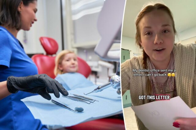 Close da mão de um dentista com luvas pretas selecionando instrumentos em uma bandeja, com uma criança paciente em uma cadeira odontológica ao fundo.