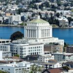 Mãe e filha adolescente de Oakland são presas em ataque com martelo de borracha em um café no centro da cidade