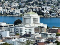 Uma mulher cega da Bay Area não pediu indenização quando processou por discriminação. Mas o condado que deixou sua saga jurídica se arrastar por cinco anos agora está se contentando com US$ 1,2 milhão Mãe e filha adolescente de Oakland são presas em ataque com martelo de borracha em um café no centro da cidade