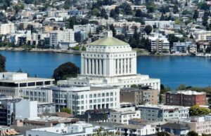 Mãe e filha adolescente de Oakland são presas em ataque com martelo de borracha em um café no centro da cidade Mãe e filha adolescente de Oakland são presas em ataque com martelo de borracha em um café no centro da cidade