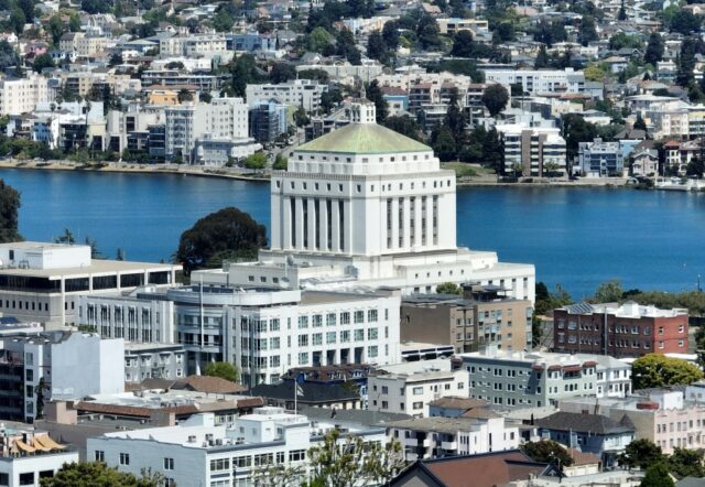 Mãe e filha adolescente de Oakland são presas em ataque Mãe e filha adolescente de Oakland são presas em ataque com martelo de borracha em um café no centro da cidade