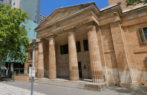 Mãe que falsificou diagnóstico de câncer do filho de seis anos admite fraude de US$ 11 mil A mulher de 45 anos admitiu 11 acusações quando compareceu hoje ao Tribunal de Magistrados de Adelaide.