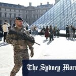 Um soldado patrulha o pátio do museu do Louvre na quinta-feira.