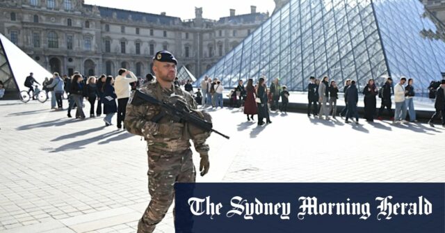 Mais cinco presos em investigação de roubo de joias do Um soldado patrulha o pátio do museu do Louvre na quinta-feira.