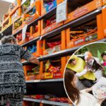 Um cliente selecionando doces de Halloween em uma vitrine no Walmart Supercenter.