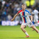 Adam Wharton jogando contra o Everton na Premier League