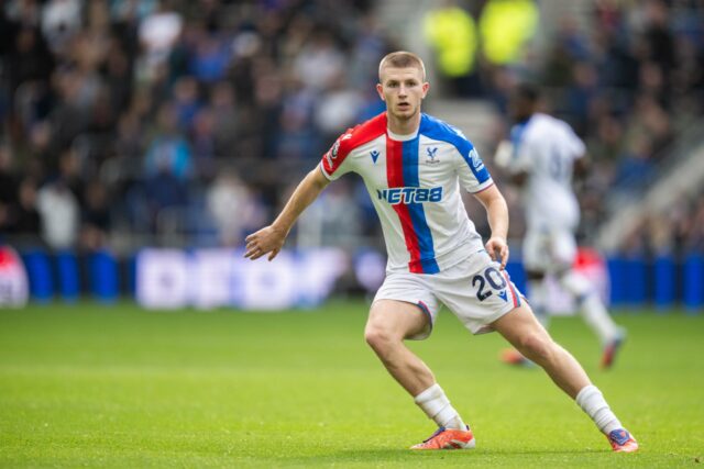 Adam Wharton jogando contra o Everton na Premier League