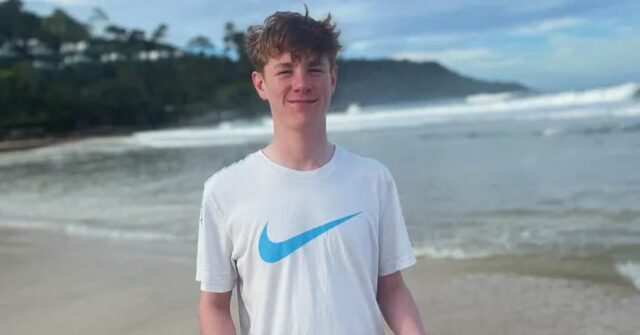 Levi acabara de completar 16 anos e receber a carteira de motorista do aluno.