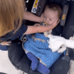 Uma criança cobrindo as orelhas de um bebê/