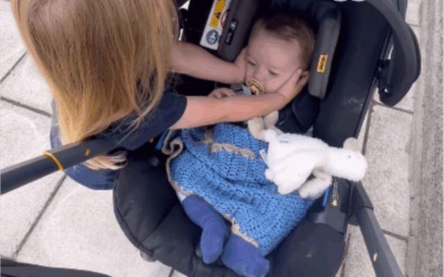 Uma criança cobrindo as orelhas de um bebê/