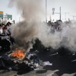 Manifestantes ultraortodoxos em Jerusalém protestam contra a isenção do projeto de Israel enquanto os confrontos eclodem