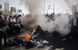 Manifestantes ultraortodoxos em Jerusalém protestam contra a isenção do projeto de Israel enquanto os confrontos eclodem Manifestantes ultraortodoxos em Jerusalém protestam contra a isenção do projeto de Israel enquanto os confrontos eclodem
