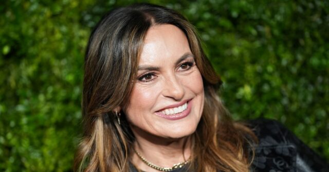 Mariska Hargitay no 18º Jantar Anual dos Artistas da Tribeca oferecido pela Chanel em 9 de junho de 2025 em Nova York.