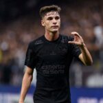 Breno Bidon completa passe em ação para o Corinthians.