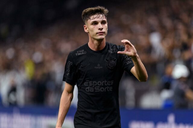 Breno Bidon completa passe em ação para o Corinthians.