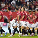 Rasmus Hojlund fala com Antony no Manchester United