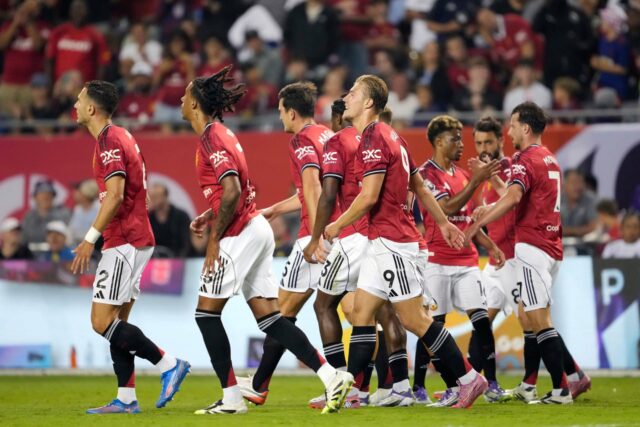 Rasmus Hojlund fala com Antony no Manchester United