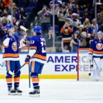 Matthew Schaefer #48 comemora seu primeiro gol na NHL com Mathew Barzal #13.