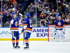 Matthew Schaefer, dos Islanders, marca o primeiro gol da carreira na NHL Matthew Schaefer #48 comemora seu primeiro gol na NHL com Mathew Barzal #13.