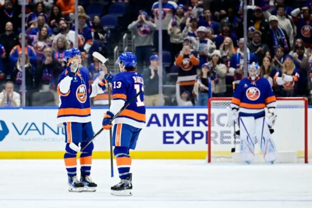 Matthew Schaefer #48 comemora seu primeiro gol na NHL com Mathew Barzal #13.